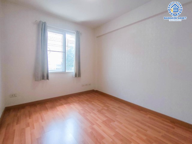 *****ทาวน์เฮ้าส์มือสองย่านกรุงเทพฯ ม.เดอะฟรอนท์ วัชรพล เนื้อที่กว้างขวางมากถึง 20.40 ตร.ว. ฟังก์ชัน 3 ห้องนอน 3 ห้องน้ำ ที่จอดรถ 1 คัน พร้อมเข้าอยู่ แถมฟรี! เครื่องปรับอากาศ 2 เครื่อง บนทำเลแห่งการเดินทาง เชื่อมต่อจุดขึ้นทางด่วน "วัชรพล" จองเลย!